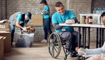 Un hombre con discapacidad física practica voluntariado activo l Foto: Drazen Zigic