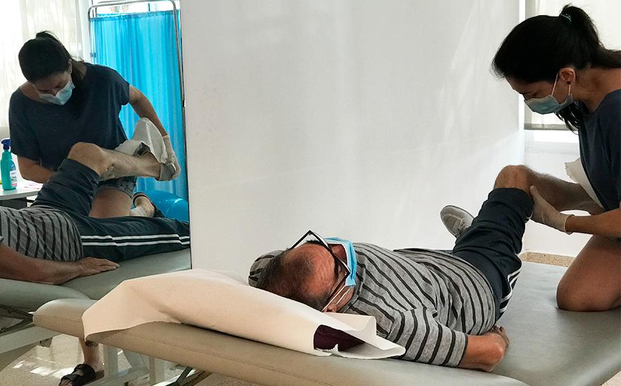 Un usuario del centro residencial de COCEMFE Baleares recibe tratamiento de fisioterapia | Foto COCEMFE Baleares