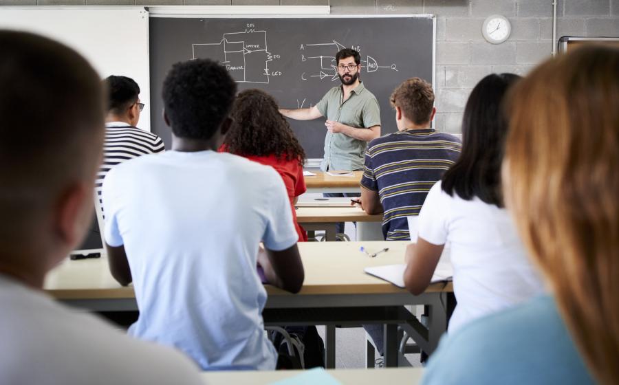 Profesor impartiendo una clase en la universidad | Foto: Carlos Barquero Pérez 