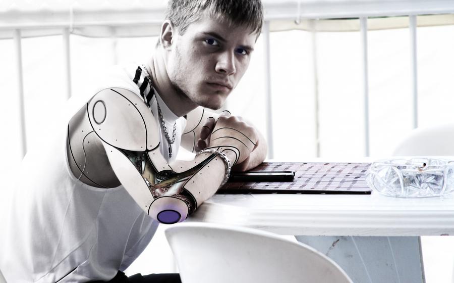 Hombre con brazo artificial de acero | Foto: Pexels