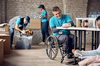 Un hombre con discapacidad física practica voluntariado activo l Foto: Drazen Zigic